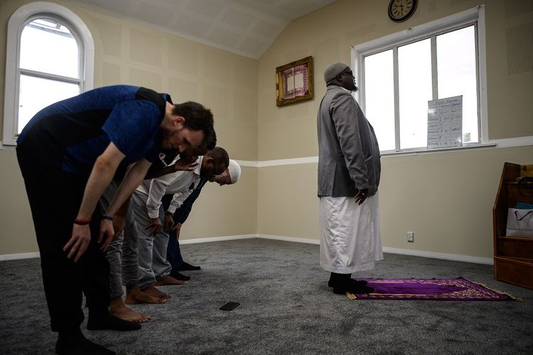 Warga Muslim Christchurch melakukan ibadah shalat berjemaah di masjid Linwood, yang sempat menjadi lokasi insiden penembakan massal, pada 15 Maret 2019 lalu.