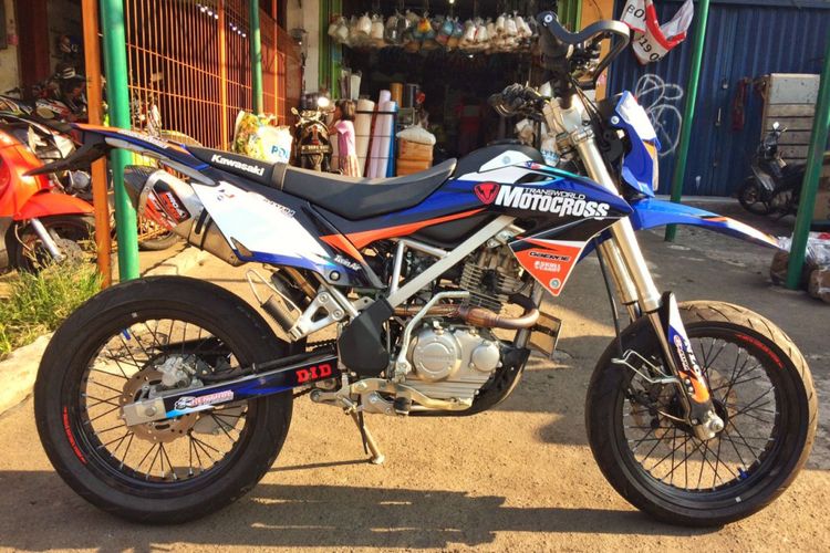 Dana minimalis ubah Kawasaki D-Tracker standar lebih menarik