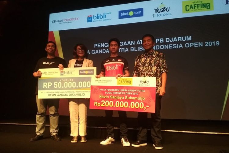 Kevin Sanjaya Sukamuljo mendapat penghargaan atas keberhasilannya menjuarai Blibli Indonesia Open 2019
