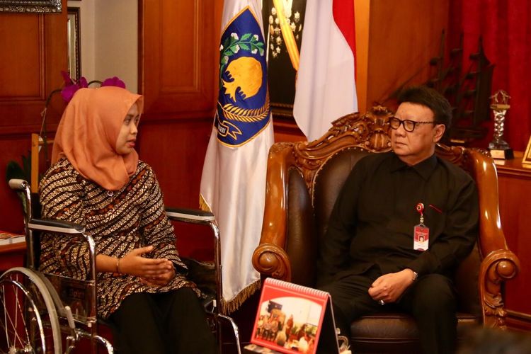Menteri Dalam Negeri Tjahjo Kumolo bertemu drg Romi Syofpa Ismael di kantor Kemendagri, Jakarta, Rabu (31/7/2019).