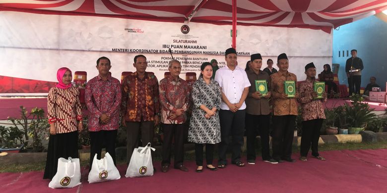 Menko PMK Puan Maharani (lima dari kiri) bersilaturahmi dan memberi bantuan kepada korban bencana gempa bumi di Kecamatan Alas Barat, Sumbawa, NTB, Selasa (19/11/2018).