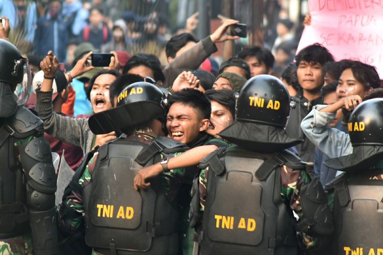 Aksi massa unjuk rasa di Gedung DPRD Jawa Barat, Kota Bandung, Jawa Barat, berakhir ricuh, Selasa (24/9/2019). Momen emosional saat salah seorang mahasiswa merangkul anggota TNI sambil menangis.