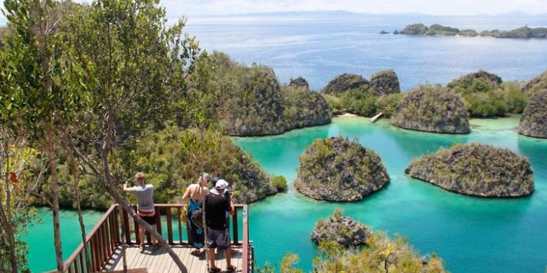 Destinasi wisata Pianemo di Kabupaten Raja Ampat, Papua Barat, Kamis (5/5/2016). Untuk melihat panorama bahari ini, wisatawan harus menaiki 320 anak tangga, sebelum akhirnya rasa capek terbayar begitu melihat keindahan Pianemo dari atas bukit.