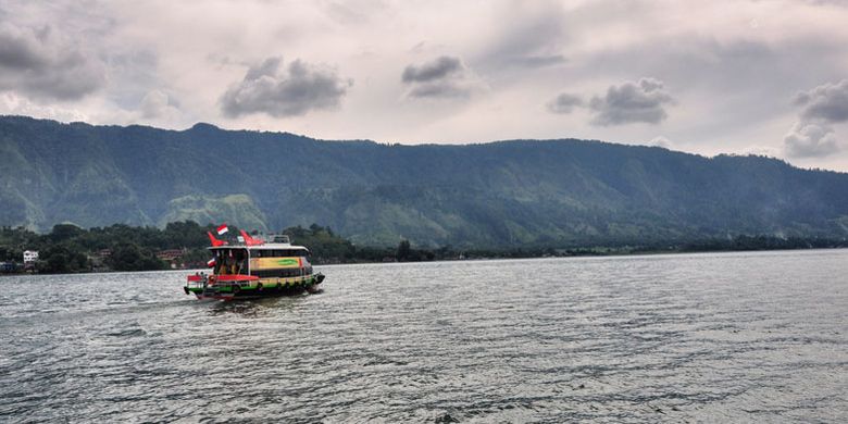 Kapal wisata menuju Parapat, Kabupaten Simalungun, Sumatera Utara, Jumat (23/3/2018).