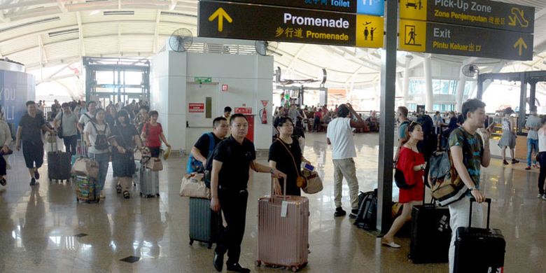 Sejumlah penumpang beristirahat menunggu jadwal penerbangan di Bandara Ngurah Rai, Bali, Jumat (29/6/2018). Berdasarkan hasil rapat evaluasi dampak erupsi Gunung Agung dengan pertimbangan ruang udara bandara bahwa sudah tidak terdapat Sebaran VA dan arah angin cenderung dari arah timur ke barat laut maka Bandara Ngurah Rai mulai dibuka pada Jumat (29/6/2018) pukul 14.30 Wita.  