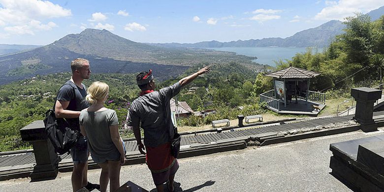 Wisatawan asing menikmati keindahan kawasan wisata geopark Gunung Batur di Kecamatan Kintamani, Kabupaten Bangli, Bali, Rabu (4/10/2017). Banyak wisatawan yang mengurungkan niat berkunjung ke Gunung Agung dan mengalihkan tujuan wisata ke kawasan Gunung Batur.
