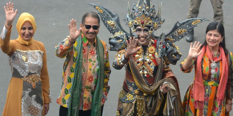 Menteri Pariwisata Arief Yahya (kedua kiri) dan Istri Poni Iravati (kanan), Bupati Jember Faida (kiri) dan Presiden Jember Fashion Carnaval (JFC) Dynand Fariz (kedua kanan), melambaikan tangan saat menghadiri acara puncak Jember Fashion Carnaval (JFC) ke-17, di Jember, Jawa Timur, Minggu (12/8/2018). Arief Yahya menyebut Kabupaten Jember sebagai Kota Karnaval yang menjadi destinasi wisata karnaval di Indonesia. 