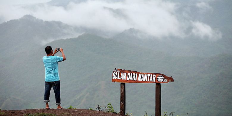 Panorama pegunungan di Sumbawa yang terselimuti awan terlihat di Mantar, Sumbawa Barat, Nusa Tenggara Barat, Senin (3/4/2017). Desa Mantar yang dijuluki sebagai Negeri di Atas Awan ini memiliki potensi wisata alam serta wisata budaya.