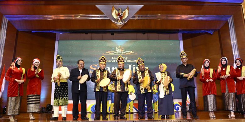 Menteri Pariwisata (Menpar) Arief Yahya bersama Gubernur Provinsi Riau Arsyadjuliandi Rachman meluncurkan Calendar of Event (CoE) 2018 Provinsi Riau di Balairung Soesilo Soedarman, Gedung Sapta Pesona, kantor Kementerian Pariwisata (Kemenpar), Senin (12/2/2018) malam.