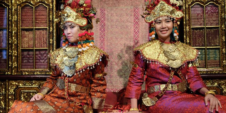 Wisatawan mengenakan pakaian adat Sumatera Selatan di Rumah Limas, Jalan Demang Lebar Daun nomor 51, Palembang, Selasa (8/5/2018).
