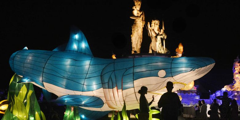 Warga mengunjungi Nusa Dua Light Festival 2018 di Badung, Bali, Senin (11/6/2018). Festival lampion bertema Underwater Light tersebut merupakan salah satu daya tarik wisata di kawasan Nusa Dua selama musim libur panjang lebaran yang menargetkan kunjungan 2.500 orang per hari.