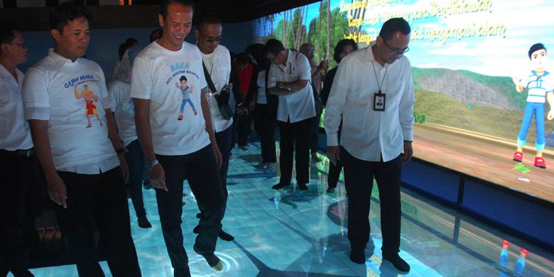 Dirut Taman Wisata Candi (TWC) Borobudur, Prambanan dan Ratu Boko Edy Setijono (kanan) mengunjungi wahana baru Sinema Interaktif Petualangan Raka Samudraraksa di museum kapal Samudraraksa komplek (TWC) Borobudur, Magelang, Jawa Tengah, Selasa (12/6/2018). Wahana baru sinema interaktif yang dikemas secara modern dan edukatif tersebut menayangkan sejarah ekspedisi pelaut Nusantara pada abad ke-8 hingga kapal Samudraraksa terpahat di relief Candi Borobudur dan akan mulai dibuka tanggal 15 Juni 2018.