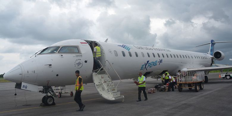 Pesawat Garuda Indonesia dari Bali mendarat di Bandara Udara Tambolaka, Kabupaten Sumba Barat Daya, Nusa Tenggara Timur, Kamis (24/3/2017). Bandara Tambolaka sebagai pintu masuk ke Pulau Sumba dari arah Barat. 