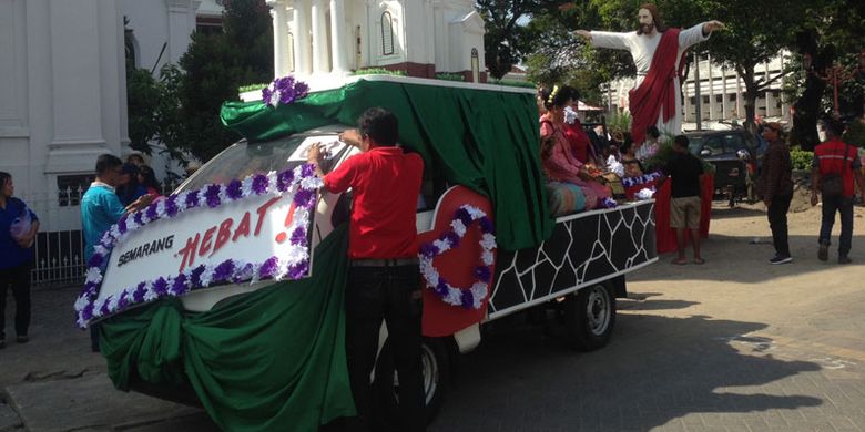 Karnaval memperingati Hari Paskah digelar di Kota Semarang, Jawa Tengah, Jumat (27/4/2018).