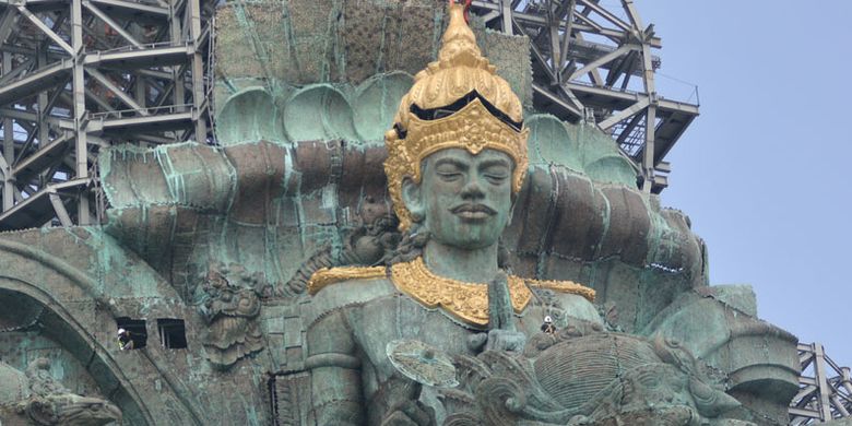 Pekerja menggarap pemasangan Mahkota Dewa Wisnu yang merupakan bagian dari Patung Garuda Wisnu Kencana (GWK) di Ungasan, Badung, Bali, Minggu (20/5/2018). Mahkota Dewa Wisnu tersebut merupakan modul ke-529 dari total 754 modul yang terpasang di patung setinggi 121 meter yang ditargetkan selesai pada Agustus 2018.