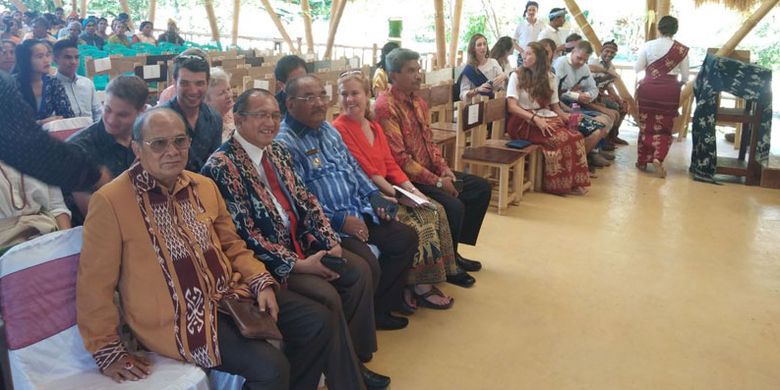 Sekolah internasional perhotelan Sumba Hospitality Foundation di Jalan Mananga Aba, Desa Karuni, Kecamatan Loura, Kabupaten Sumba Barat Daya, Nusa Tenggara Timur (NTT) mengadakan wisuda 47 siswa angkatan kedua, Sabtu (26/5/2018).