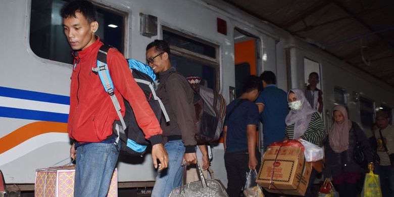 Sejumlah penumpang turun dari Kereta Api (KA) di Stasiun (KA) Madiun, Jawa Timur, Senin (3/6/2019). Pada H-2 Lebaran 2019 bertepatan Senin (3/6/2019) yang diperkirakan merupakan puncak arus mudik Lebaran, Stasiun KA Madiun dipadati penumpang. 