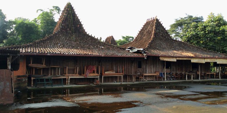 Tampak samping Rumah Joglo Saridin di Kampoeng Djowo Sekatul di Desa Margosari, Kecamatan Limbangan, Kabupaten Kendal.Rumah Joglo Saridin merupakan rumah milik Retno Jenoli, kakak dari Sultan Agung Anyokrokusumo, yang menjadi istri Syekh Jangkung (Saridin), tokoh ikonik yang menjadi legenda masyarakat Pantura Timur Pulau Jawa karena kesaktiannya.