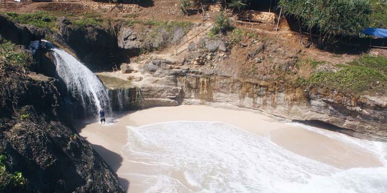 Air terjun di Pantai Banyu Tibo, Desa Widoro, Kecamatan Donorojo, Pacitan.