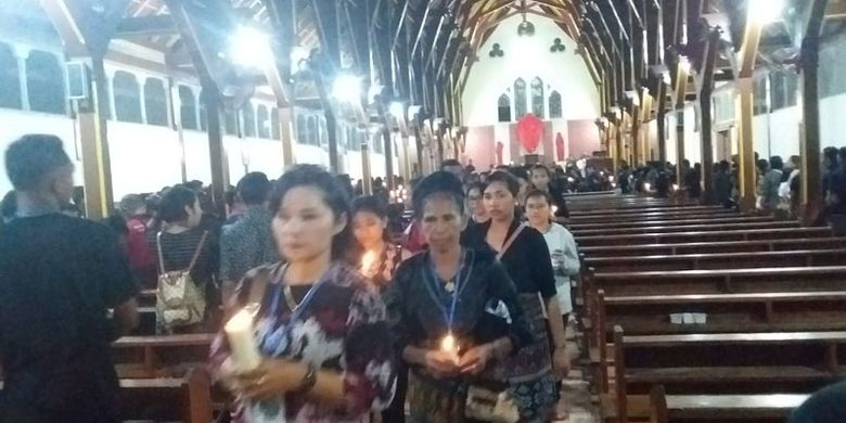 Para peziarah mengikuti prosesi Logu Senhor di Gereja Santo Ignatius Loyola (Gereja Tua Sikka), Kampung Sikka, Kecamatan Lela, Kabupaten Sikka, Nusa Tenggara Timur, Jumat (19/4/2019) malam.