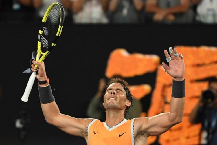 Petenis Spanyol, Rafael Nadal, berselebrasi setelah mengalahkan Stefanos Tsitsipas pada laga semifinal Australian Open 2019, Kamis (24/1/2019). 