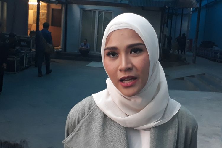 Zaskia Adya Mecca ketika dijumpai wartawan setelah mengisi sebuah acara bincang-bincang di kawasan Mampang Prapatan, Jakarta Selatan, Selasa (19/9/2017).