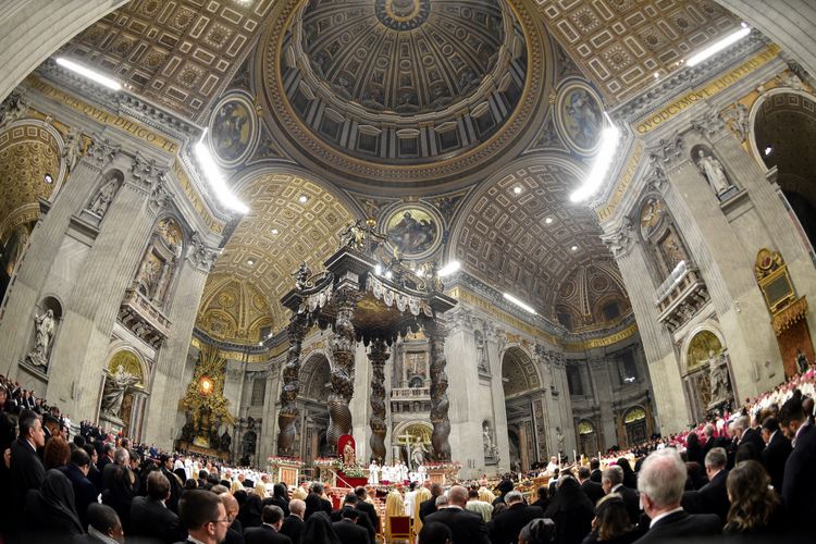 Misa Natal di Basilica Santo Petrus, Vatikan, yang dipimpin Paus Fransiskus, Minggu (24/12/2017) malam waktu setempat. 