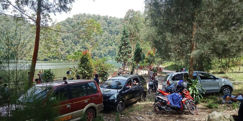 Orang-orang yang mendatangi Danau Lau Kawar di Kabupaten Karo, Sumatera Utara, semakin banyak, berombongan dan bermobil. Angkutan kota setempat juga terlihat sibuk hilir mudik mengantar penumpang.