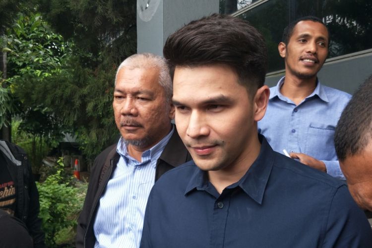 Jonathan Frizzy dan tim kuasa hukum melaporkan pengancam keluarganya ke Polda Metro Jaya, Jakarta Selatan, Kamis (26/4/2018).