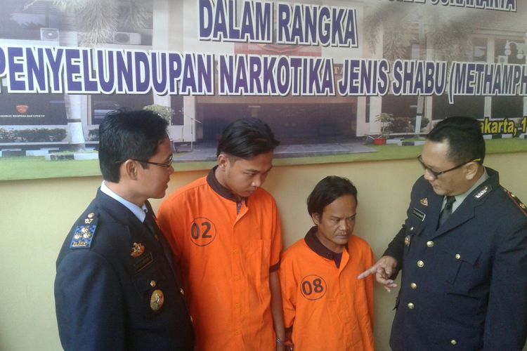Dua orang tersangka penyalahgunaan narkotika diamankan di Mapolresta Surakarta, Solo, Jawa Tengah, Rabu (11/7/2018).