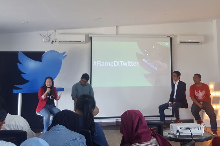Country Head Twitter Indonesia, Novita Jong (kiri) mengungkap topik-topik yang ramai dibahas pengguna Twitter di Indonesia selama tahun 2017, Rabu (6/12/2017) di Jakarta.