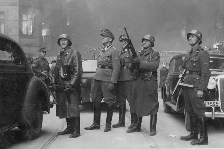 Mayor Jenderal SS Jurgen Stroop (tengah) mengawasi jalannya operasi penghancuran perlawanan warga Yahudi di ghetto Warsawa pada 19 April 1943.
