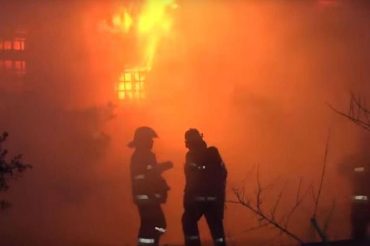 Petugas pemadam kebakaran berusaha memadamkan api yang membakar gedung pusat rehabilitasi narkoba di Baku, Azerbaijan, Jumat (2/3/2018).
