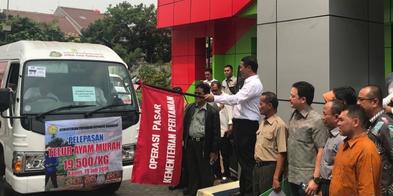 Menteri Pertanian Amran Sulaiman melakukan Operasi Pasar Telur Ayam di Toko Tani Indonesia Center, Jakarta Selatan, Kamis (19/7/18)