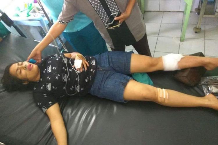 Seorang karyawati sebuah perusahan swasta di Kota Ambon, DFS dilarikan ke rumah sakit dr Latumeten Ambon setelah diparangi oleh suaminya  Roni Wali di kediaman mereka di kawasan Soabali, Kecamatan Nusaniwe Ambon, Rabu (23/5/2018)