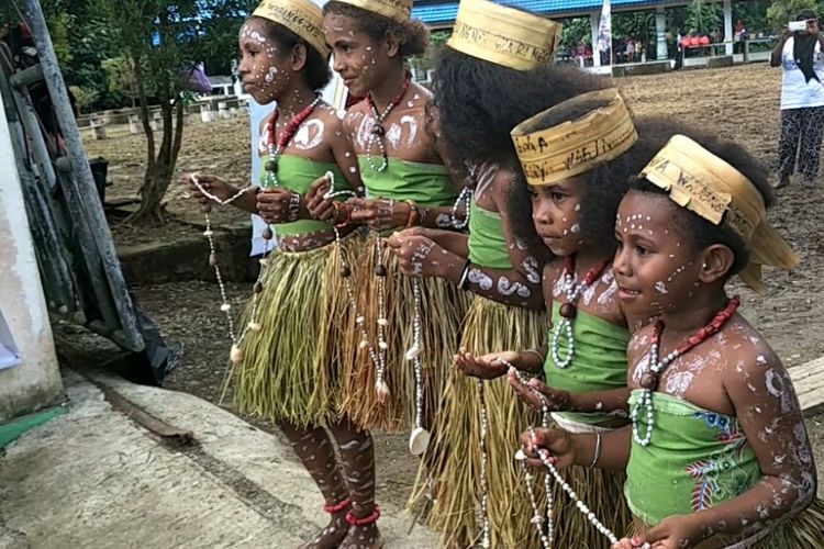 Tarian anak-anak Warengkris, Distrik Teluk Maylibit, Raja Ampat dalam rangkaian prosesi Somsom menyambut festival geopark Raja Ampat dan kirab obor Asian Games 2018, Rabu (25/7/2018).