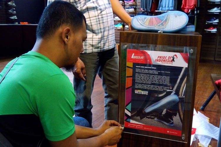 Petugas memasang banner sepatu Swave CMWC Westbike saat peluncuran 
CMWC 2019 di Jakarta, Selasa (20/8/2019).  CMWC 2019 berlangsung tiga hari mulai 23 Agustus di JIExpo Kemayoran, Jakarta.