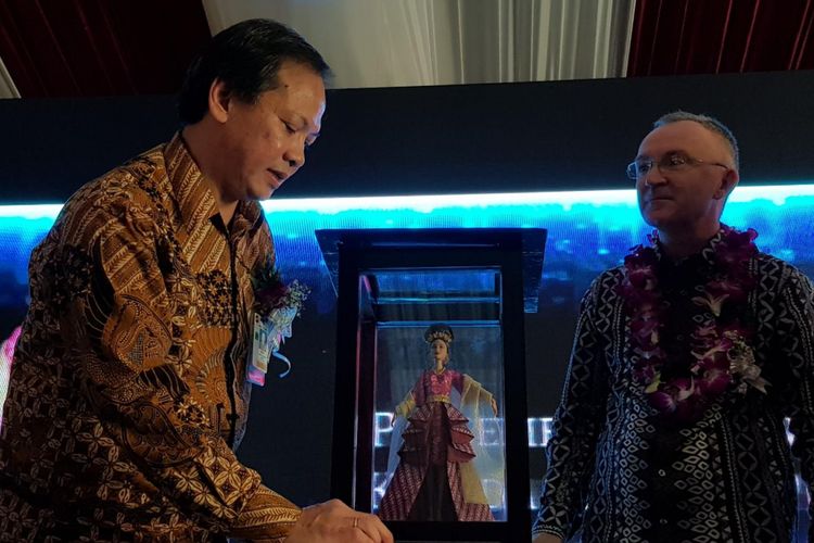 Barbie batik saat diluncurkan di pabrik Mattel Indonesia, Cikarang, Bekasi, Jawa Barat, Senin (4/12/2017).