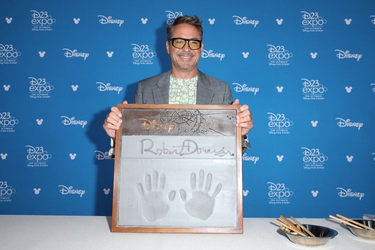 Aktor pemeran Iron Man Robert Downey Jr menunjukkan cap tangannya setelah dinobatkan sebagai Disney Legends di D23 Expo yang digelar di Anaheim Convention Center, Anaheim, California, Jumat (23/8/2019).