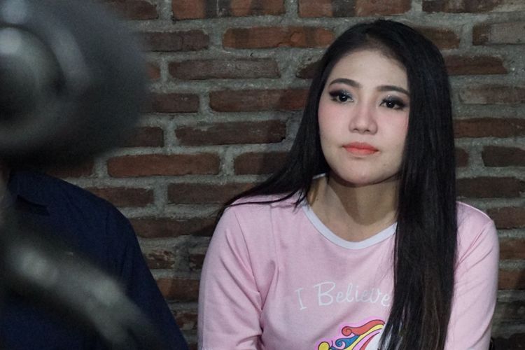 Penyanyi dangdut Via Vallen saat diabadikan dalam jumpa pers peluncuran single terbarunya berjudul Meraih Bintang di Studio Toha, Ciputat, Tangerang Selatan, Rabu (6/6/2018).