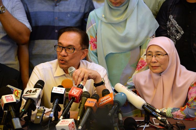 Mantan pemimpin oposisi Malaysia Anwar Ibrahim didampingi istrinya, Wan Azizah Wan Ismail memberikan jumpa pers di kediamannya, Rabu (16/5/2018), usai resmi bebas dari penjara. 