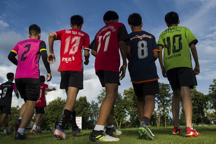Anak-anak anggota tim sepak bola Wild Boars yang terjebak di dalam goa selama sembilan hari kembali berlatih di Chiang Rai, Thailand.