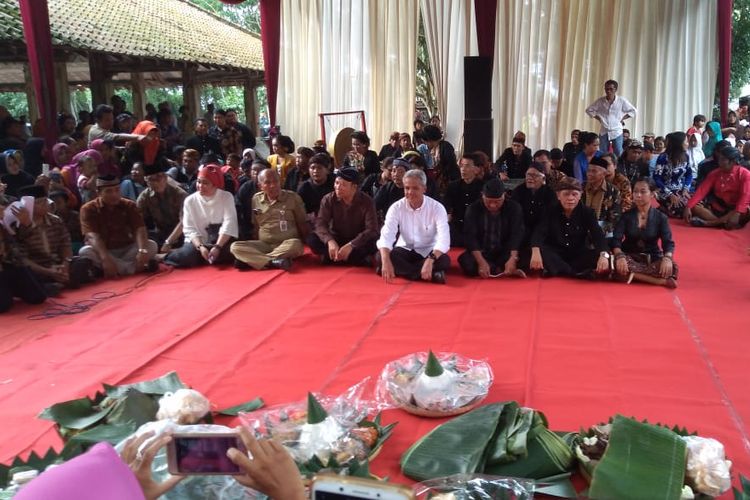 Gubernur Jawa Tengah Ganjar Pranowo menghadiri Kenduri Nusantara di Bumi Perkemahan Kendalisada, Kalibagor, Kabupaten Banyumas, Jawa Tengah, Senin (8/4/2019)