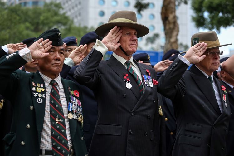 Sejumlah veteran perang memberi hormat saat menghadiri acara peringatan berakhirnya Perang Dunia I di Hong Kong, Minggu (11/11/2018).