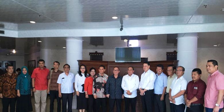 Gubernur Sumatera Utara Edy Rahmayadi menerima audiensi panitia Natal Nasional 2018 di kantornya, Kamis (27/12)
