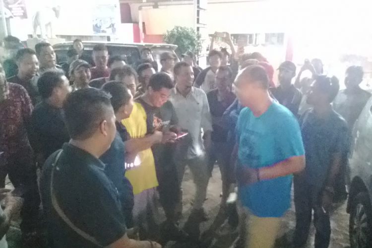 para warga di kawasan Jalan R Sudarman Ganda Saputra, tepatnya di dekat Tempat Pemakaman Umum (TPU) Talang Kerikil, Kelurahan Sukajaya, Kecamatan Sukarame, Palembang, Sumatera Selatan, berkumpul untuk melihat sopir taksi online yang ditelanjang penumpangnya