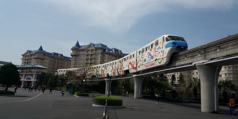 Pengunjung yang datang ke Tokyo Disneyland dan Tokyo Disney Sea bisa menggunakan kereta khusus dengan desain unik dari Stasiun Maihama, Tokyo.