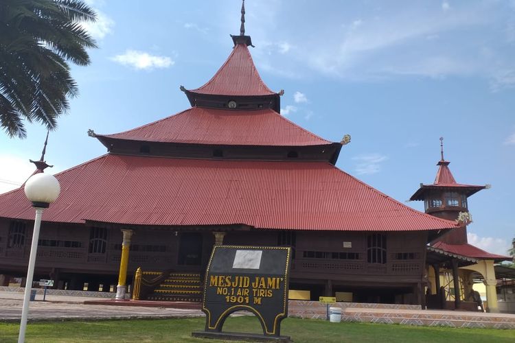 Masjid Jami yang dibangun tanpa paku masih berdiri kokoh di Desa Tanjung Berulak, Kelurahan Air Tiris, Kecamatan Kampar, Kabupaten Kampar, Riau, Jumat (3/5/2019). 