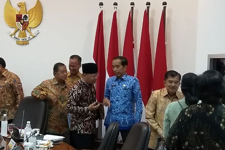 Gubernur Bengkulu, Rohidin Mersyah berbincang dengan Presiden Joko Widodo dalam rapat terbatas di Jakarta, Selasa (26/2/2019).