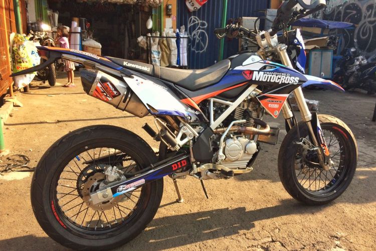 Dana minimalis ubah Kawasaki D-Tracker standar lebih menarik